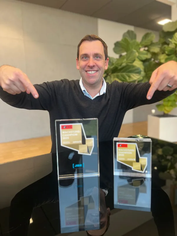 Jens Jäger, Geschäftsführer der JSE GmbH, mit den Trophäen FOCUS Wachstumschampion 2025
